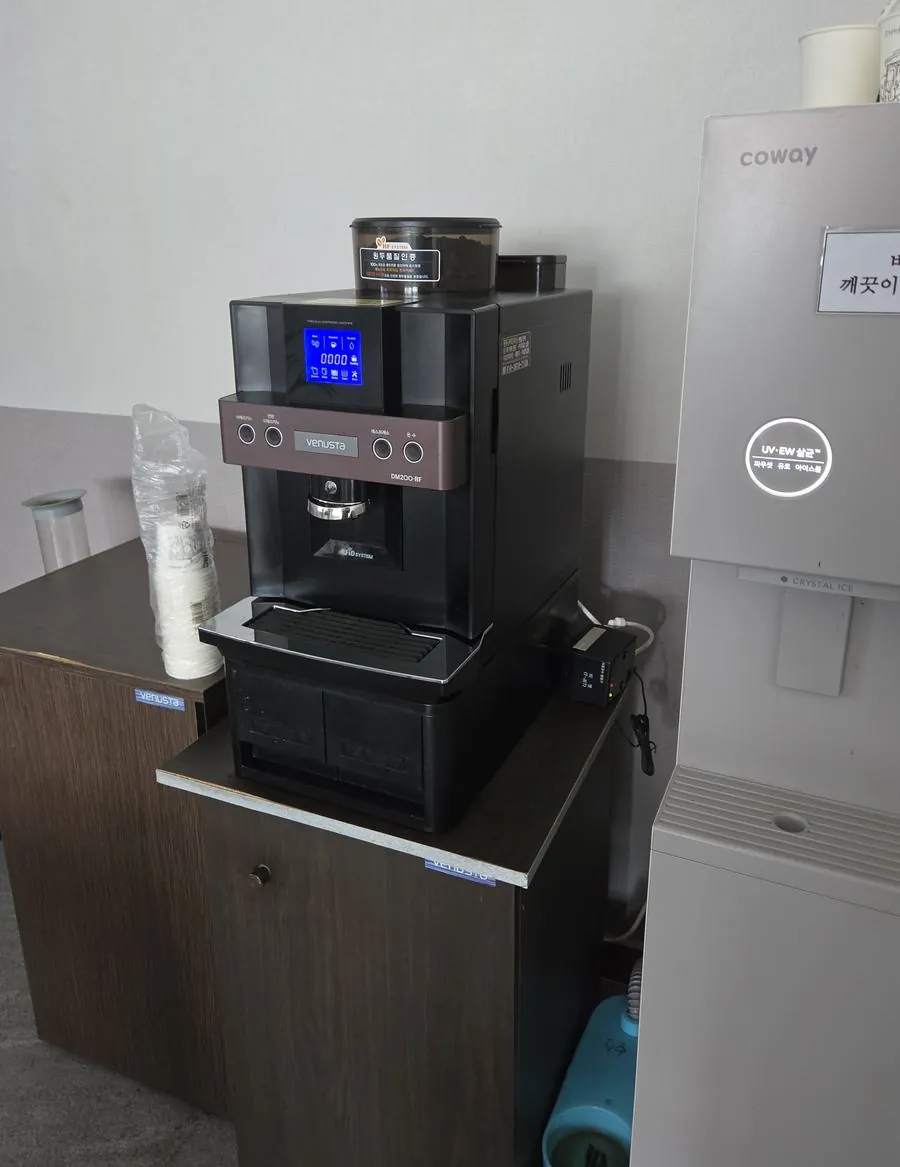 작업장 한쪽에 놓인 원두커피 머신