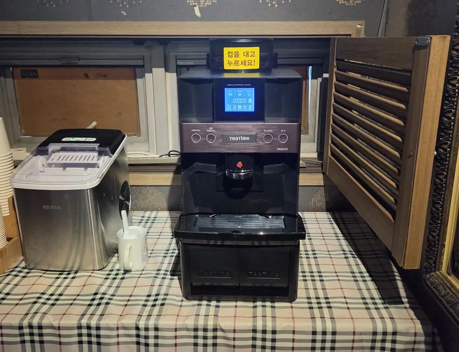테이블에 놓인 원두커피 머신