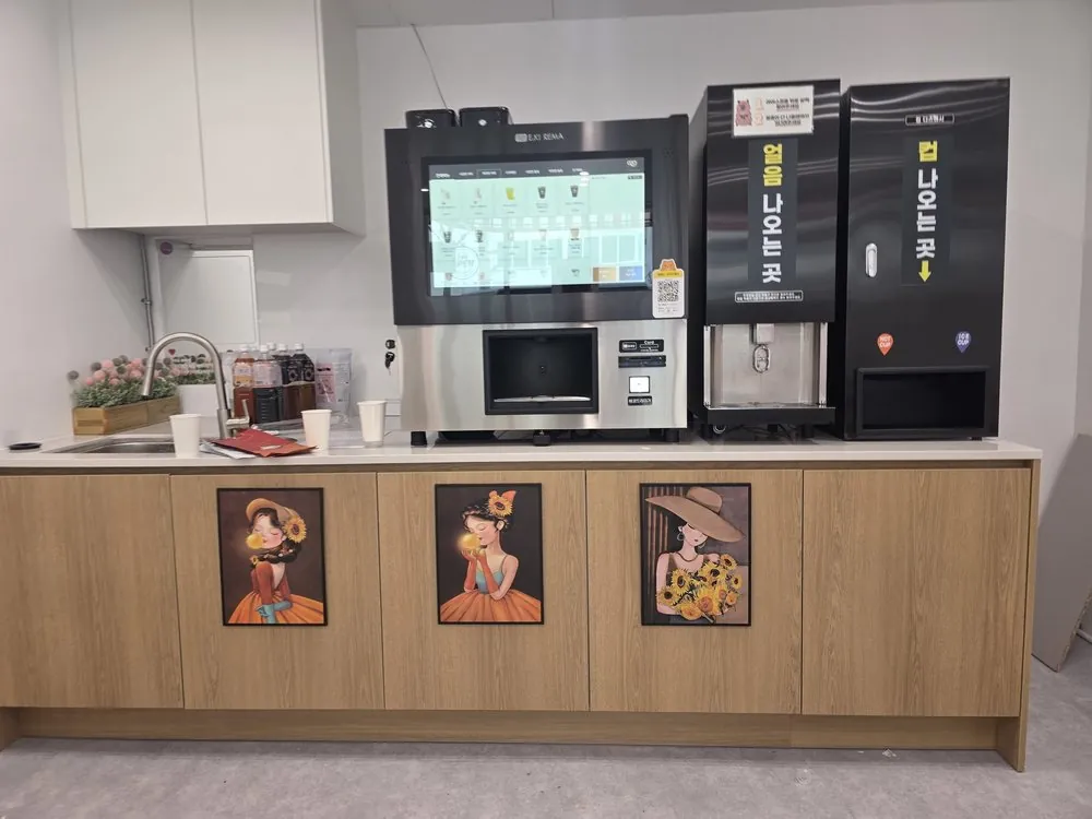 탕비실 카운터에 설치된 유로 무인카페머신 세 대 구성