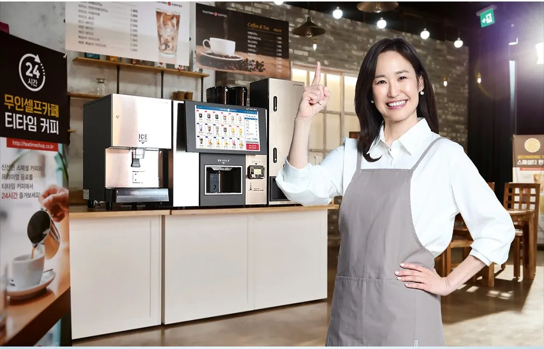 티타임 A1이 설치된 무인 셀프 카페 매장 안, 앞치마를 두른 운영자